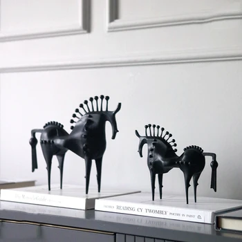 Mūsdienu Radošā Ērkšķis Zirgu Melnā Metāla Anotācija Dzīvnieku Statuja Mājas Dekors Dzīvojamā Istaba Tv Ministru Kabineta Rakstāmgalda Rokdarbu Piederumi